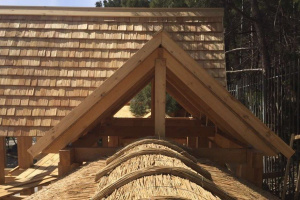 Монтаж кровли из дранки и натуральных материалов