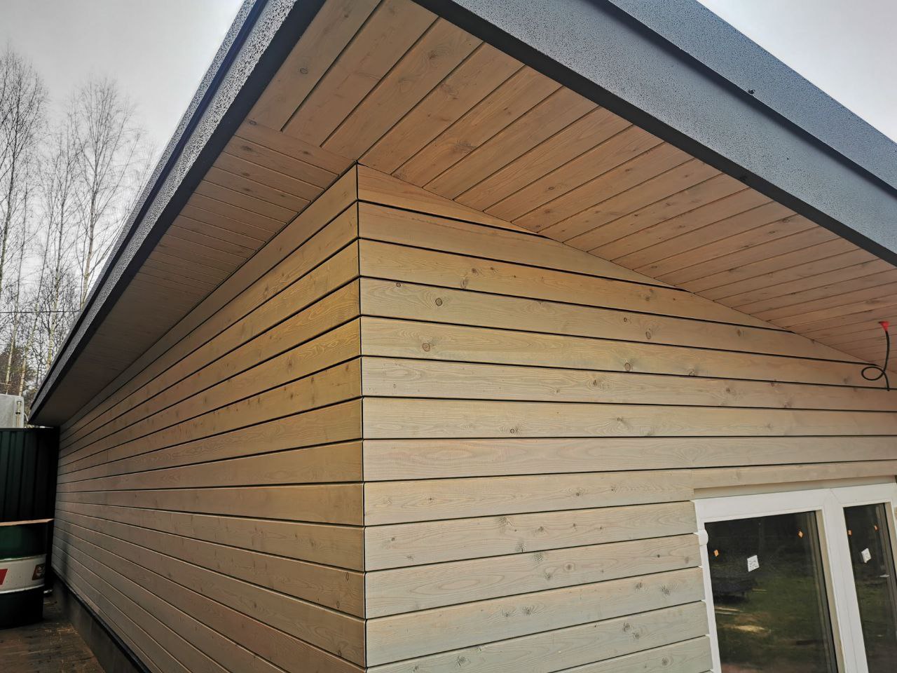 Зашивка свесов, фронтонов, софитов металлическим профилем, деревянными элементами