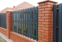 Забор из металлического штакетника