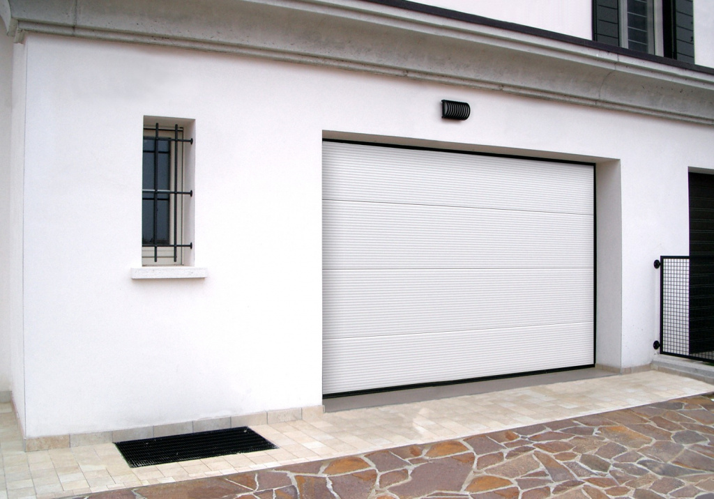 Монтаж секционных ворот