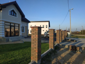 Возведение заборных столбов и пролетов