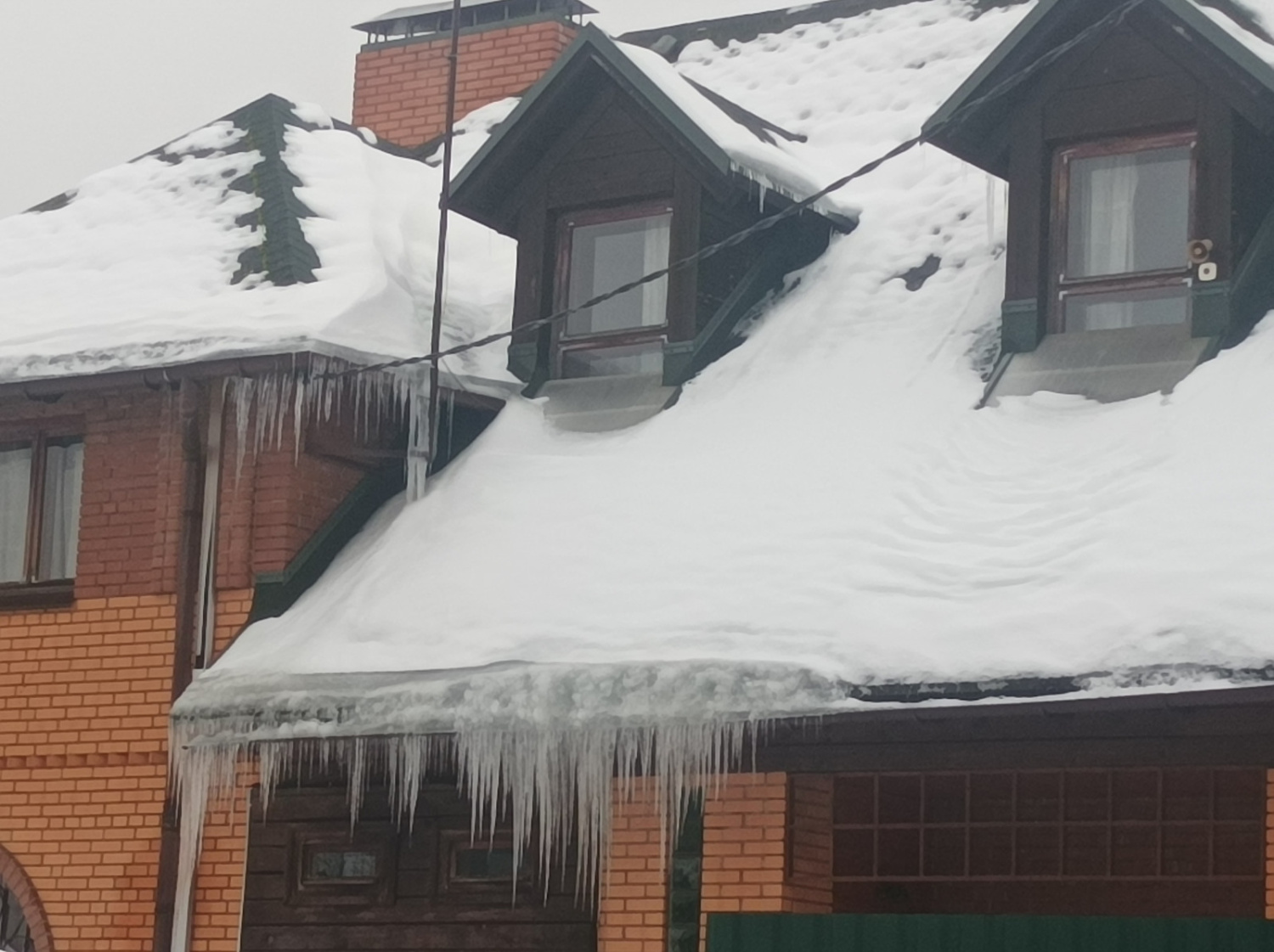 Ремонт либо замена материалов свесов кровли и водостоков