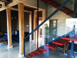 Лестницы с основанием из стекла