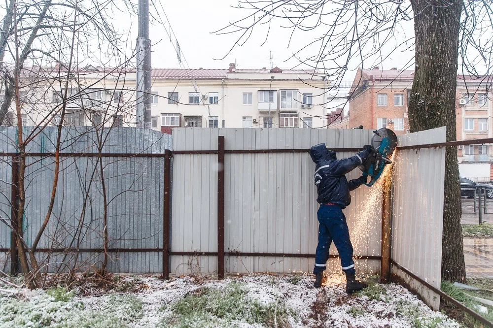 Демонтаж элементов забора