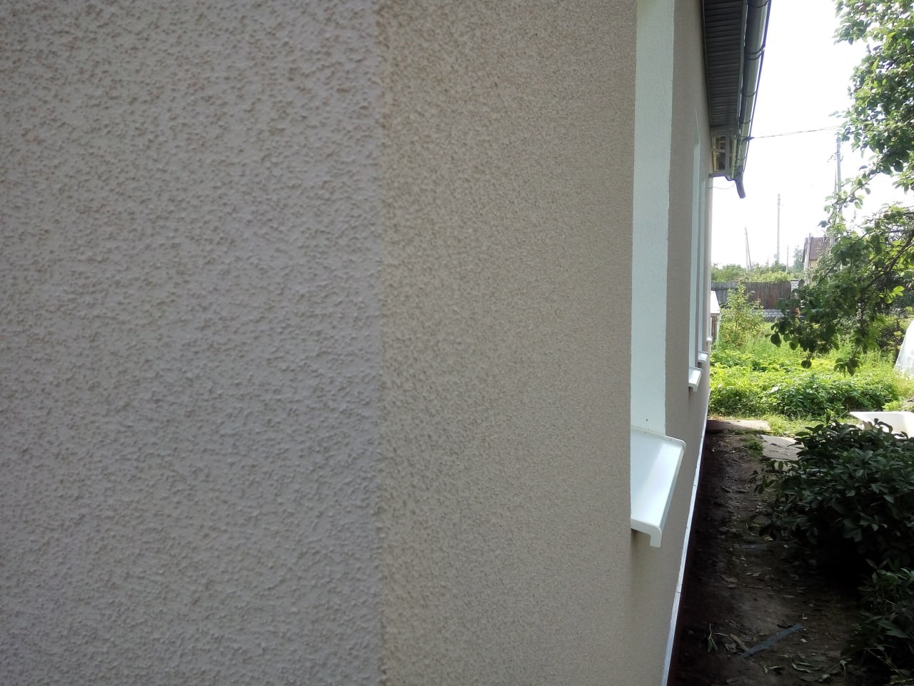 Нанесение декоративной штукатурки