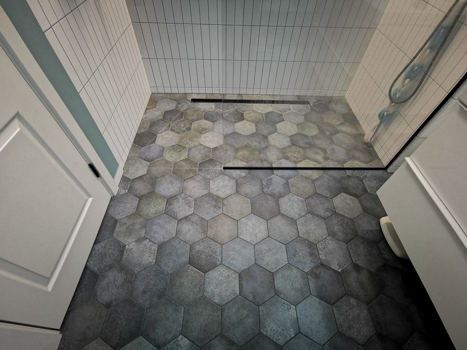 Душевые поддоны из плитки, мозаика