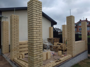 Устройство опорных колонн из кирпича