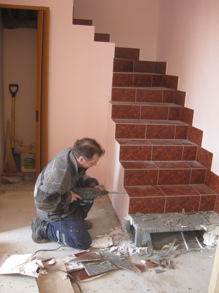 Демонтаж межэтажной лестницы