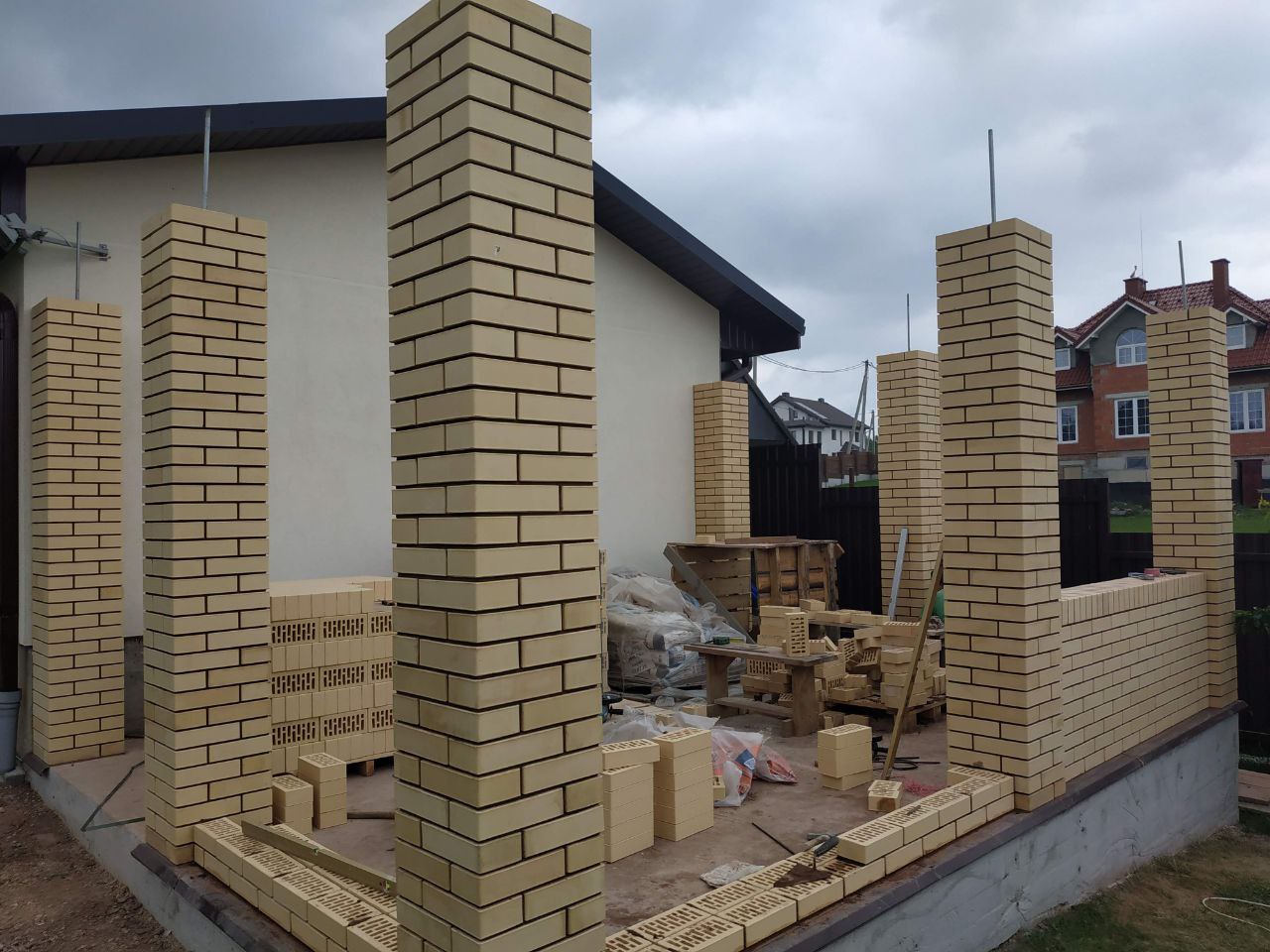 Устройство опорных колонн из кирпича