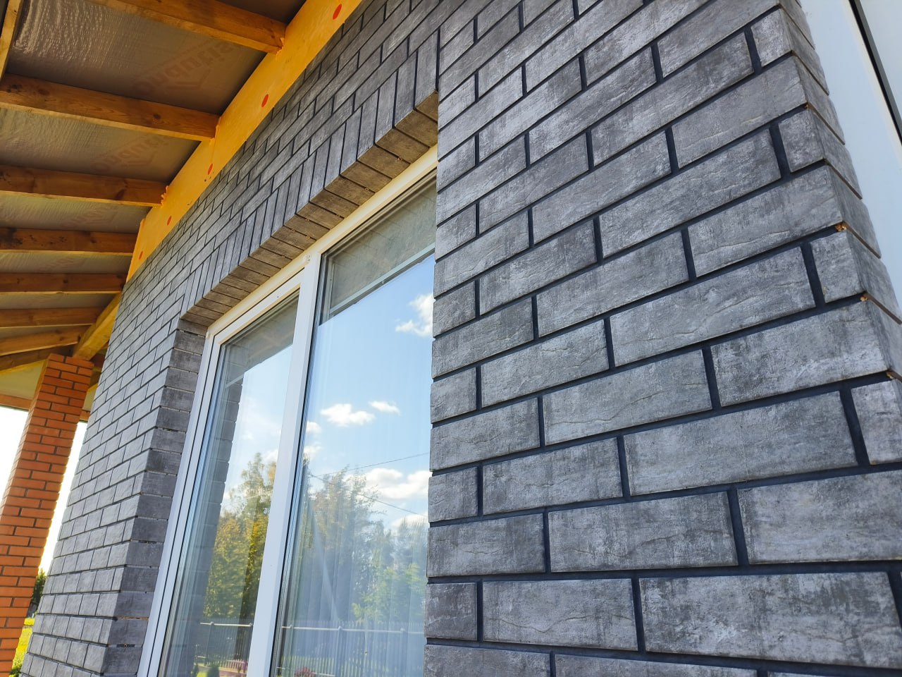 Облицовка фасада кирпичом (декоративным камнем)