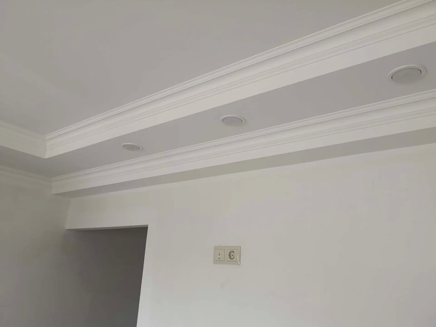 Монтаж багетов напольных, потолочных, стеновых